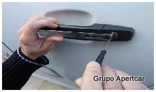 Si se le han quedado las llaves dentro de su coche, las ha perdido, o se ha estropeado el sistema de apertura de su coche, no se preocupe, en pocos minutos llegamos al lugar donde se encuentre su vehículo. En Apertcar somos especialistas en la apertura de Coches sin rotura, nuestros técnicos abrirán su coche de una manera limpia sin daño alguno para su cerradura. Utilizamos todas las técnicas existentes en la apertura, con herramientas de ultima tecnología de coches Apertcar , sin rotura en Rubí,Barcelona Para poder ofrecerle un servicio rápido y efectivo disponemos de varias unidades móviles totalmente equipadas para la apertura de coches . Da igual en que población se encuentre de la provincia de Barcelona , atendemos toda la provincia para la apertura de coches , sin costes de desplazamiento, cobramos igual sea la población que sea de la provincia. Antes de romper un cristal y tener que recoger cristales dentro del coche toda la vida, valore la posibilidad de llamar a un profesional en apertura de coches sin rotura , ya lo sabe si quiere una apertura de coches profesional , pongase en nuestras manos.